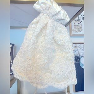 This is a beautiful ivory card purse for a bride matching netted sequined gloves